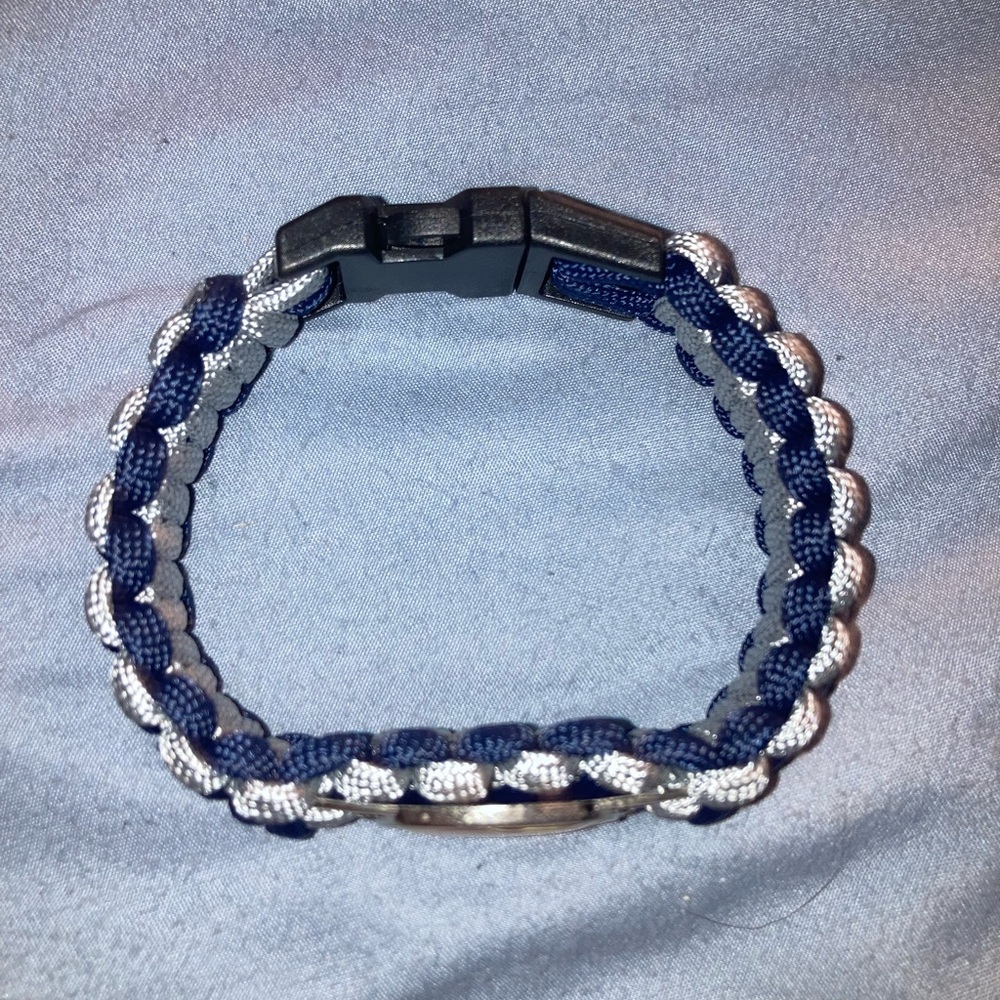 New York Yankees Navy and Silver Braided Paracord Bracelet - Picture 3 of 3